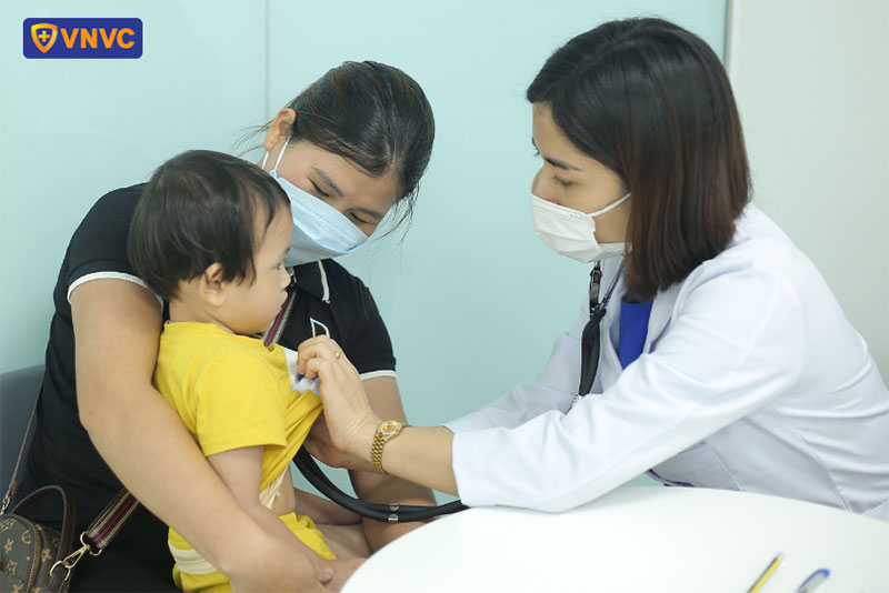 bác sĩ vnvc bến lức khám sàng lọc cho trẻ