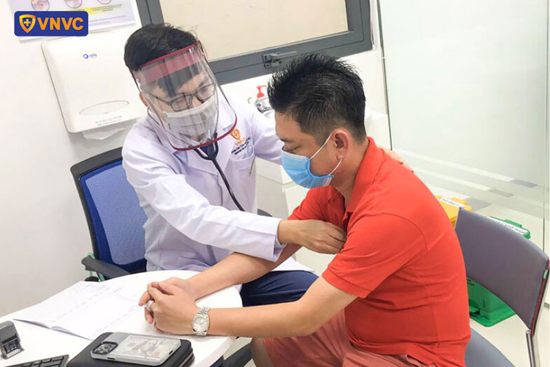 bác sĩ vnvc cà mau khám sàng lọc cho khách hàng