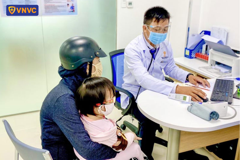 bác sĩ vnvc cà mau tư vấn cho khách hàng