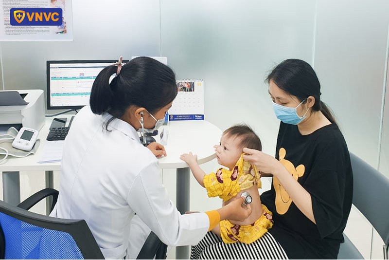 bác sĩ vnvc cai lậy thăm khám sàng lọc cho trẻ