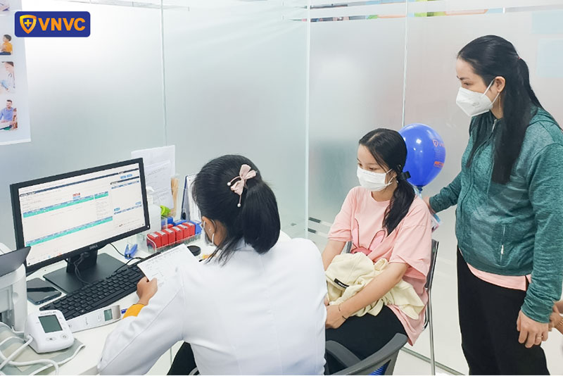 bác sĩ vnvc cai lậy tư vấn phác đồ tiêm cho khách hàng