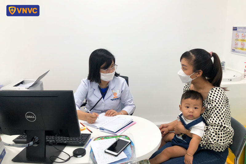 bác sĩ vnvc cao lãnh tư vấn cho khách hàng