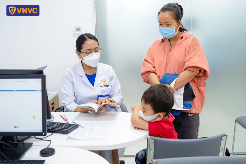bác sĩ vnvc chợ gạo tư vấn phác đồ tiêm cho phụ huynh