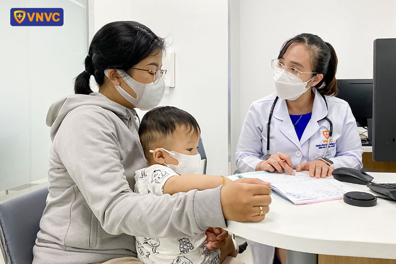 bác sĩ vnvc củ chi thăm khám cho người tiêm