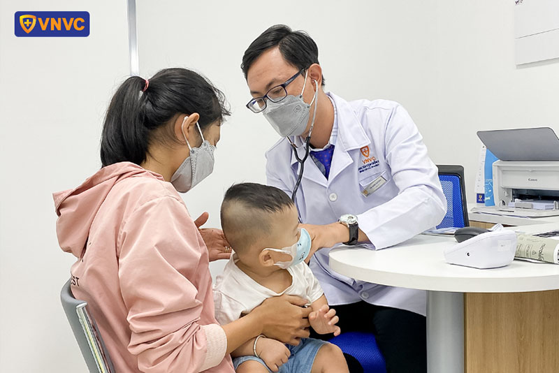 bác sĩ vnvc củ chi thăm khám sàng lọc cho trẻ