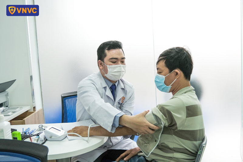 bác sĩ vnvc định quán thăm khám sàng lọc cho người tiêm