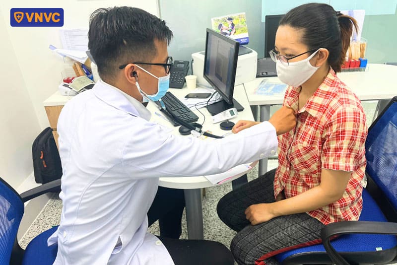 bác sĩ vnvc hiệp bình phước thăm khám sàng lọc cho khách hàng