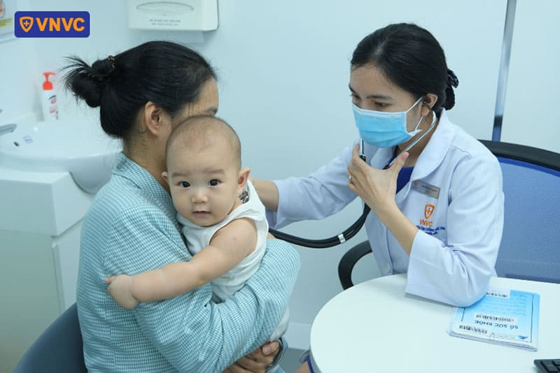 bác sĩ vnvc hiệp bình phước thăm khám sàng lọc cho trẻ