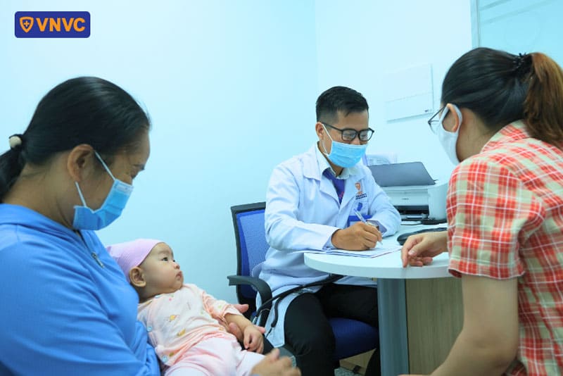 bác sĩ vnvc hiệp bình phước tư vấn cho khách hàng