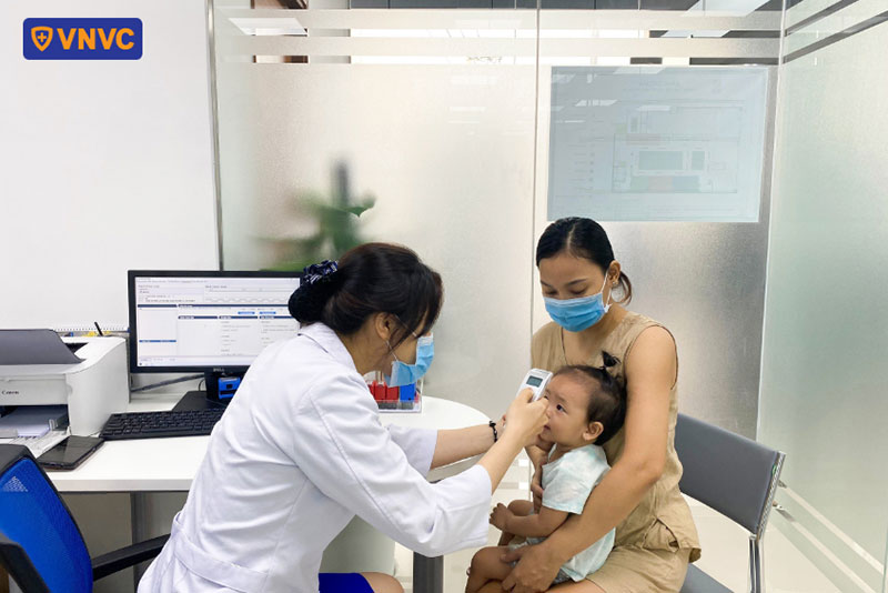 bác sĩ vnvc hóc môn đo thân nhiệt cho bé