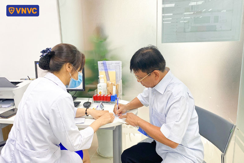 bác sĩ vnvc hóc môn tư vấn cho người tiêm