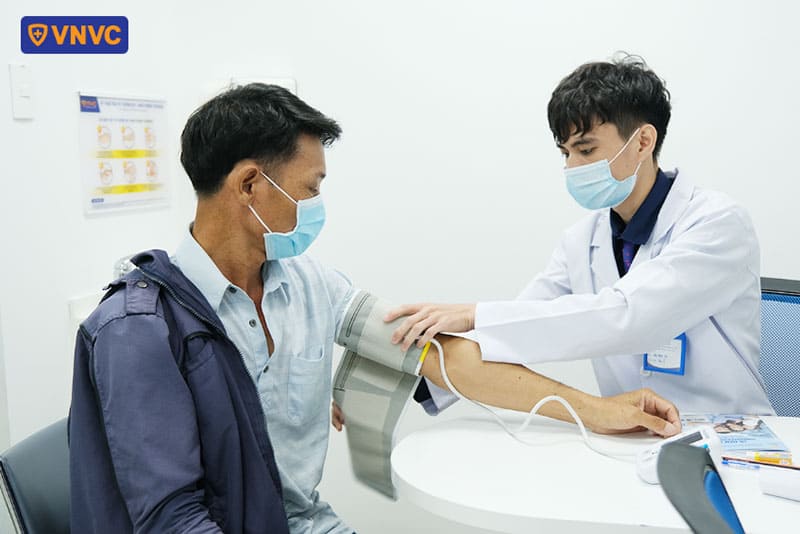 bác sĩ vnvc nguyễn duy trinh 2 thăm khám sàng lọc cho người tiêm