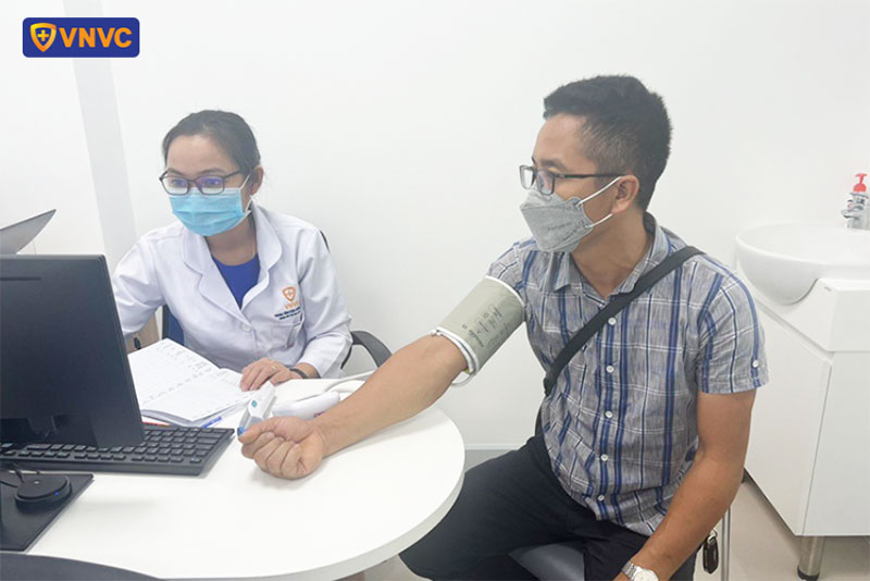 bác sĩ vnvc phú mỹ thăm khám sàng lọc cho người tiêm