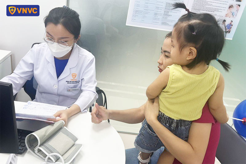 bác sĩ vnvc phú mỹ tư vấn phác đồ tiêm cho khách hàng