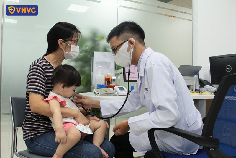 bác sĩ vnvc quận 1 thăm khám sàng lọc cho trẻ