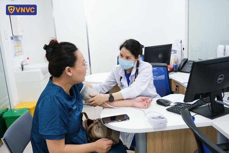 bác sĩ vnvc quận 10 thăm khám sàng lọc cho người tiêm