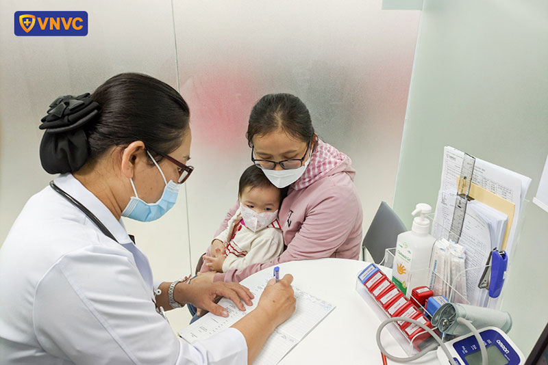bác sĩ vnvc thủ đức 2 tư vấn cho khách hàng