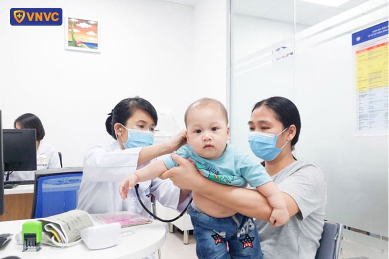 bác sĩ vnvc vĩnh lộc thăm khám cho người tiêm