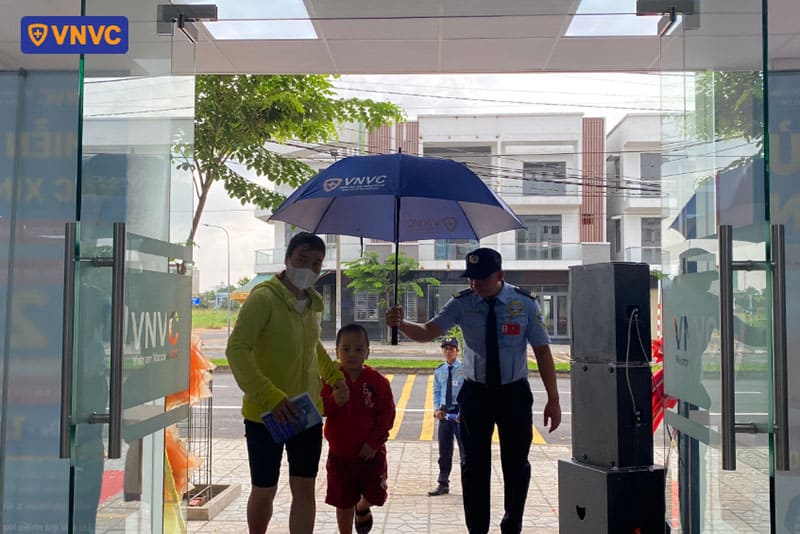 bảo vệ vnvc trảng bom đón tiếp khách hàng tận tình