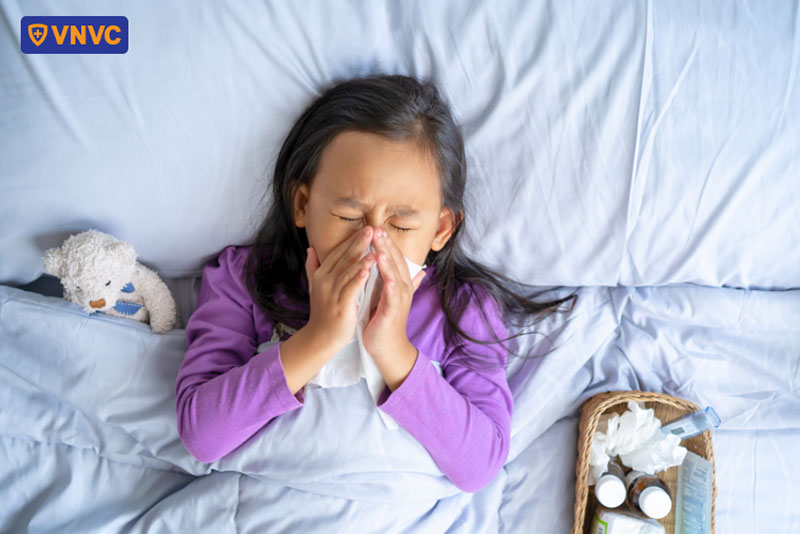 bé bị cúm có thể biến chứng nghiêm trọng như viêm phổi hoặc nhiễm trùng nặng