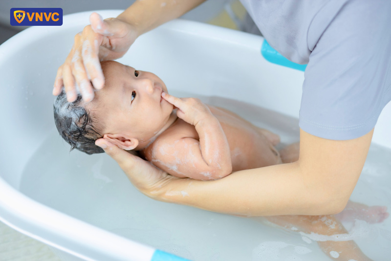 bé bị tay chân miệng có được tắm không