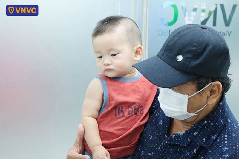 bé trai đi cùng phụ huynh đến vnvc nguyễn duy trinh 2