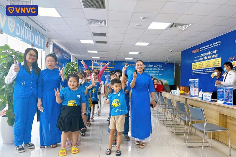 các em học sinh tham quan vnvc quy nhơn