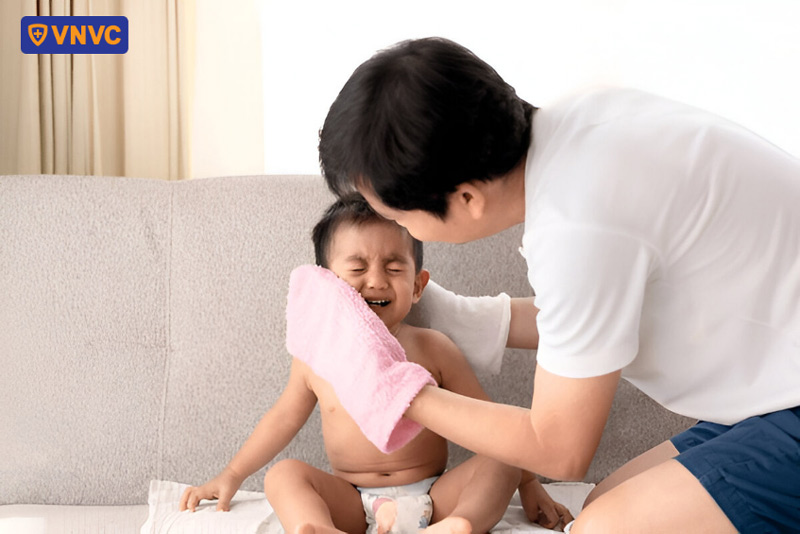 cách vệ sinh cho trẻ bị tay chân miệng