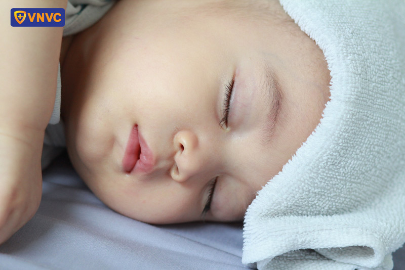 chườm mát cho trẻ