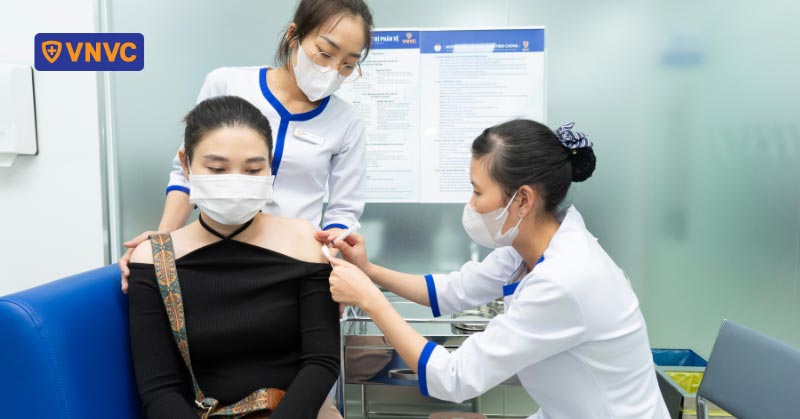 cô gái tiêm phòng não mô cầu