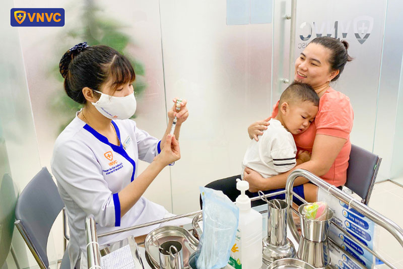 điều dưỡng tại vnvc bàu bàng chuẩn bị dụng cụ tiêm