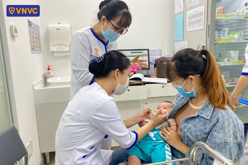 điều dưỡng tại vnvc trảng bom tiến hành tiêm chủng