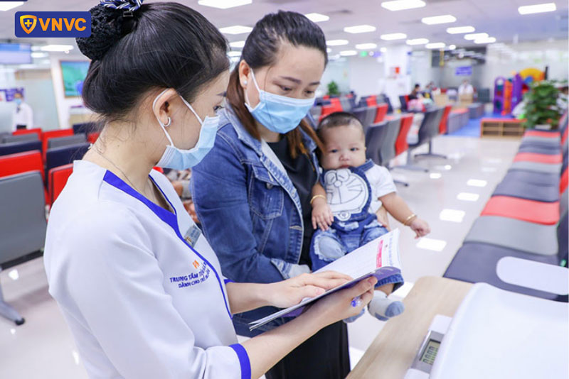 điều dưỡng viên hướng dẫn các bước tiêm cho khách hàng