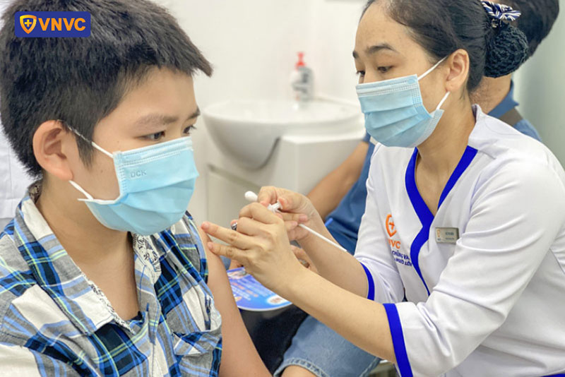 điều dưỡng viên vnvc bến tre thực hiện tiêm chủng