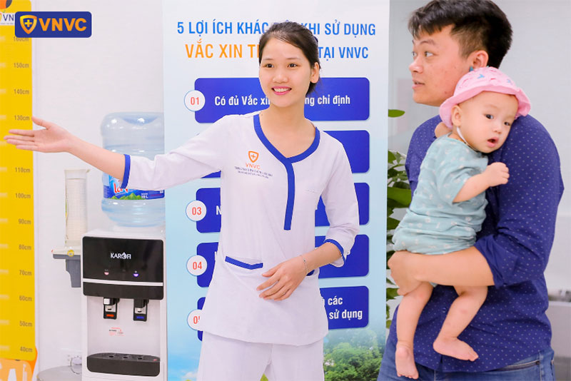 điều dưỡng vnvc bến lức hướng dẫn khách hàng