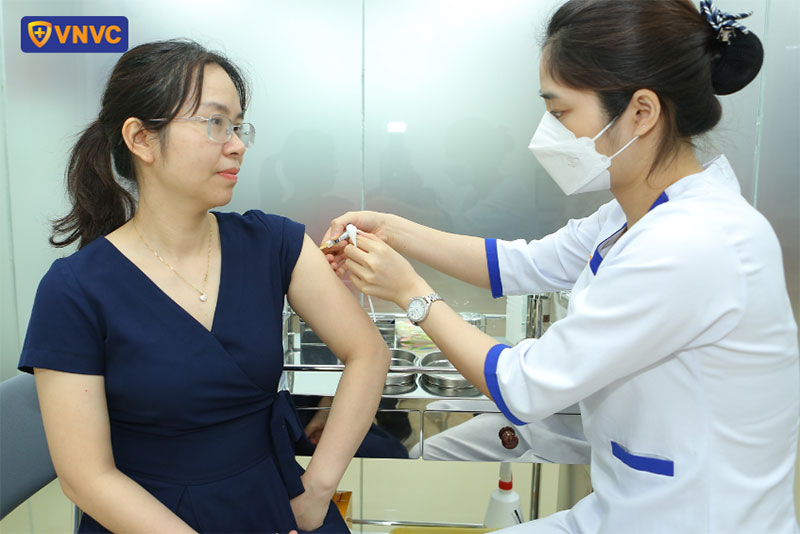 điều dưỡng vnvc bến lức thực hiện tiêm cho khách hàng