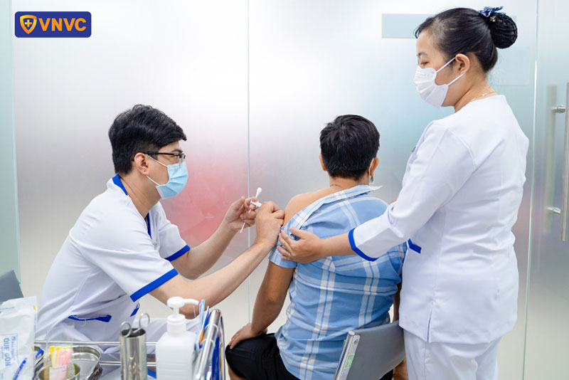 điều dưỡng vnvc chợ gạo tiến hành tiêm chủng cho khách hàng