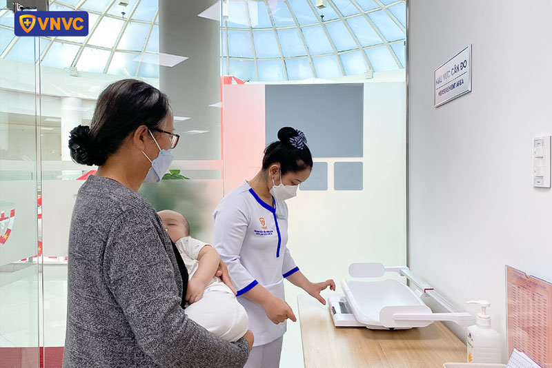 điều dưỡng vnvc củ chi chuẩn bị cân bé