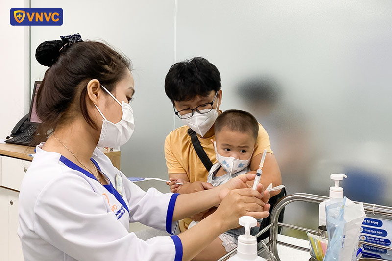 điều dưỡng vnvc củ chi chuẩn bị dụng cụ tiêm