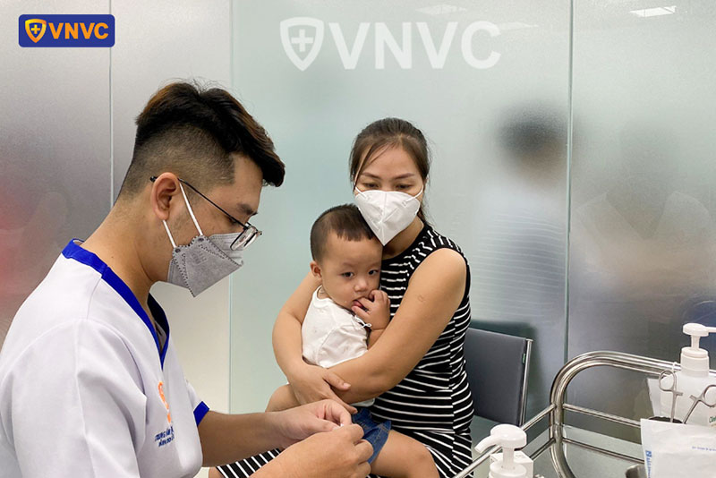 điều dưỡng vnvc củ chi tiến hành tiêm cho khách hàng