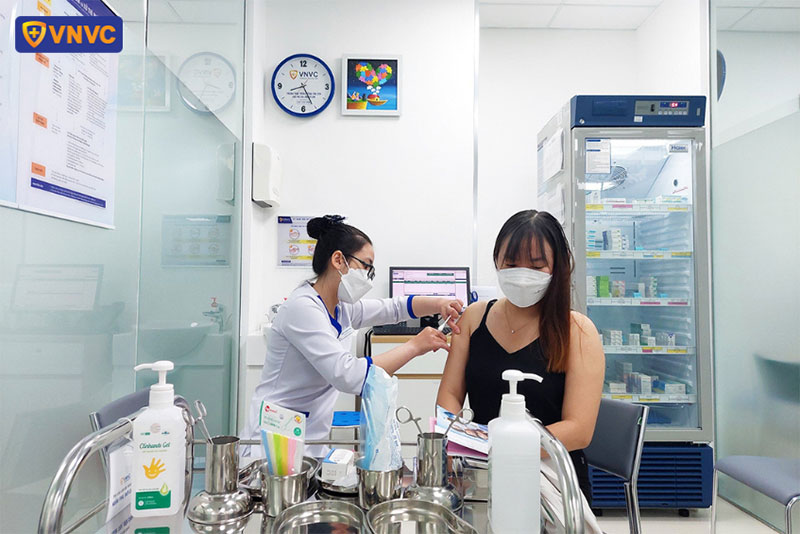 điều dưỡng vnvc gò vấp tiến hành tiêm cho khách hàng