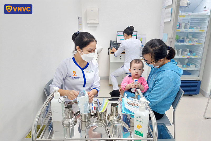 điều dưỡng vnvc gò vấp xác nhận vắc xin với khách hàng