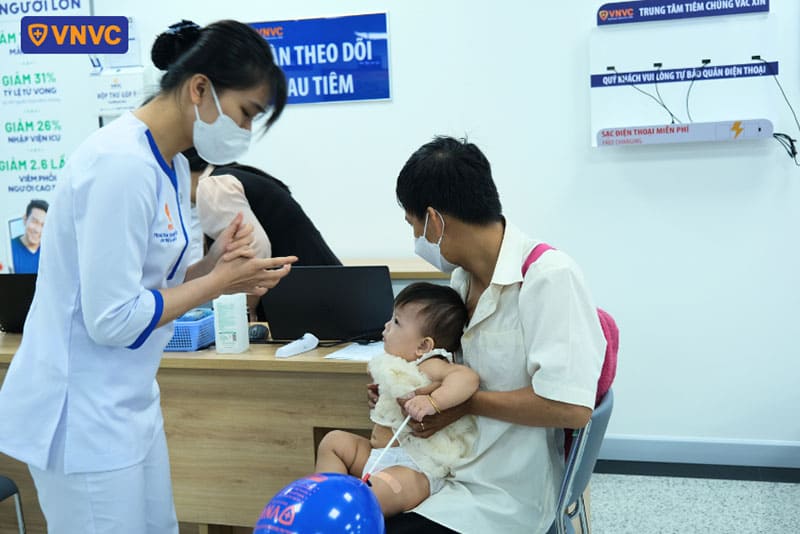điều dưỡng vnvc hiệp bình phước chuẩn bị tiêm chủng cho bé