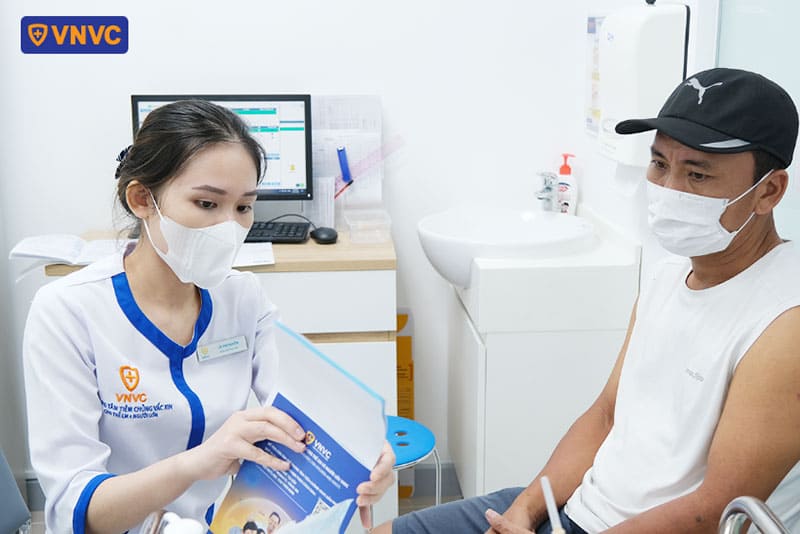 điều dưỡng vnvc nguyễn duy trinh 2 hướng dẫn khách hàng quy tình tiêm