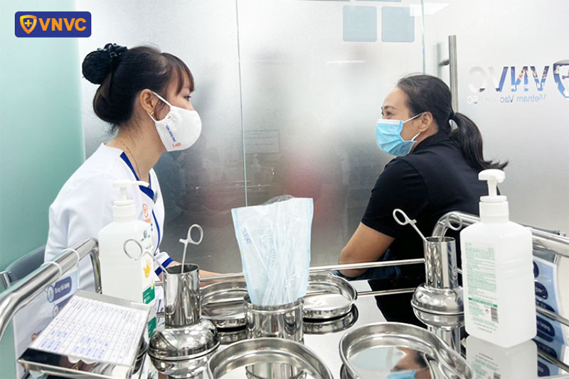 điều dưỡng vnvc phú mỹ hướng dẫn quy trình tiêm cho khách hàng