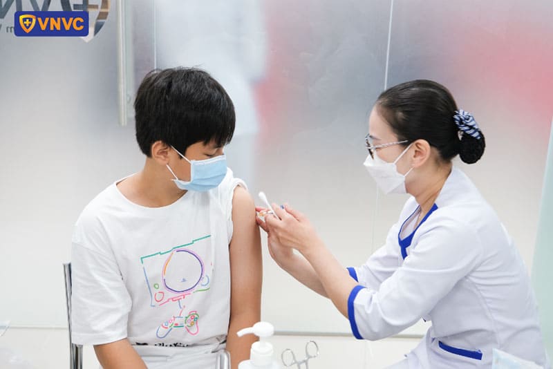 điều dưỡng vnvc quận 10 tiến hành tiêm chủng cho khách hàng