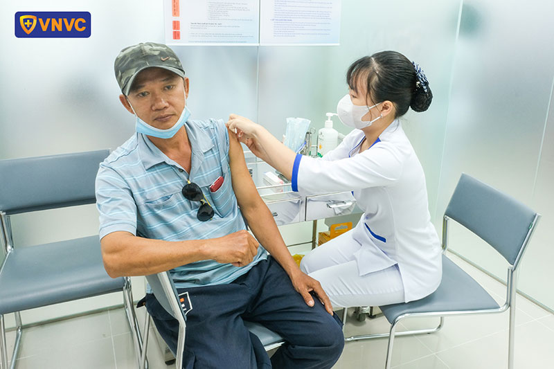 điều dưỡng vnvc thạnh lộc tiến hành tiêm chủng cho khách hàng