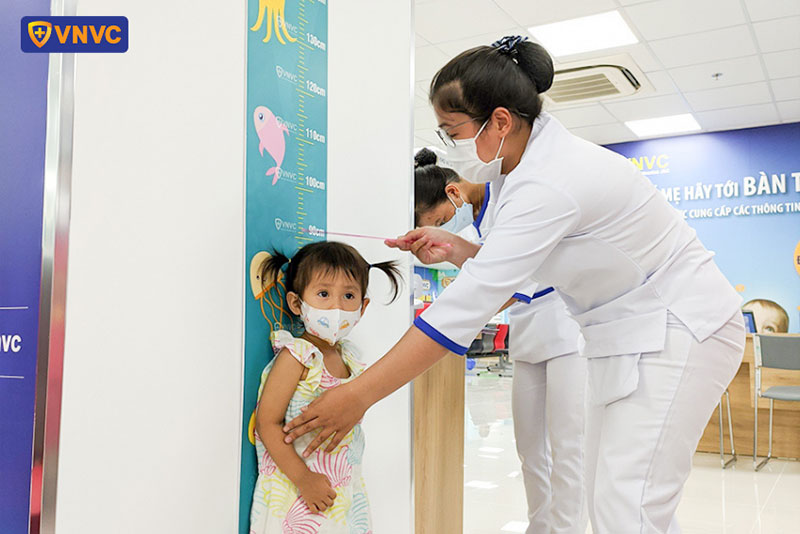 điều dưỡng vnvc thủ đức 2 đo chiều cao cho trẻ