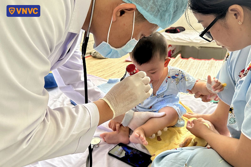 điều trị tay chân miệng cấp độ 2 cho trẻ