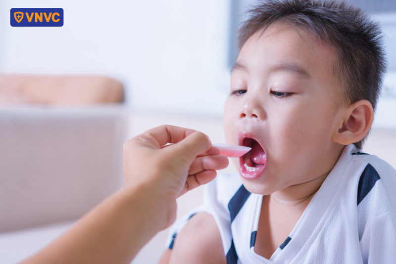 giảm sốt đau họng cho trẻ tay chân miệng